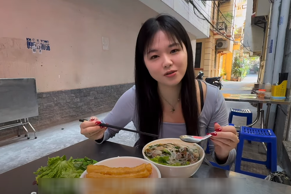 Japanese flight attendant praises Hanoi’s dish, after initial hesitation