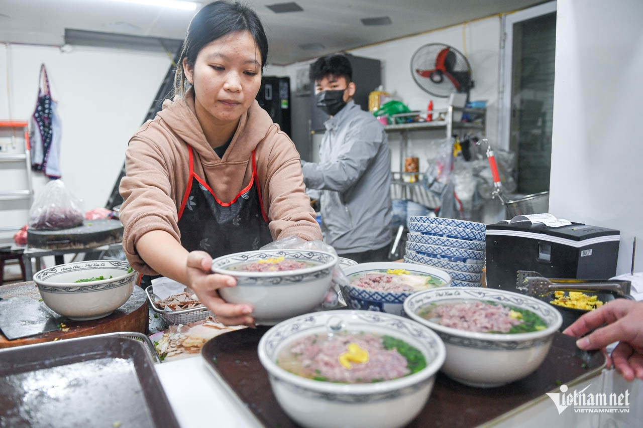 At 24, Hanoi’s youngest pho master keeps a four-generation tradition alive