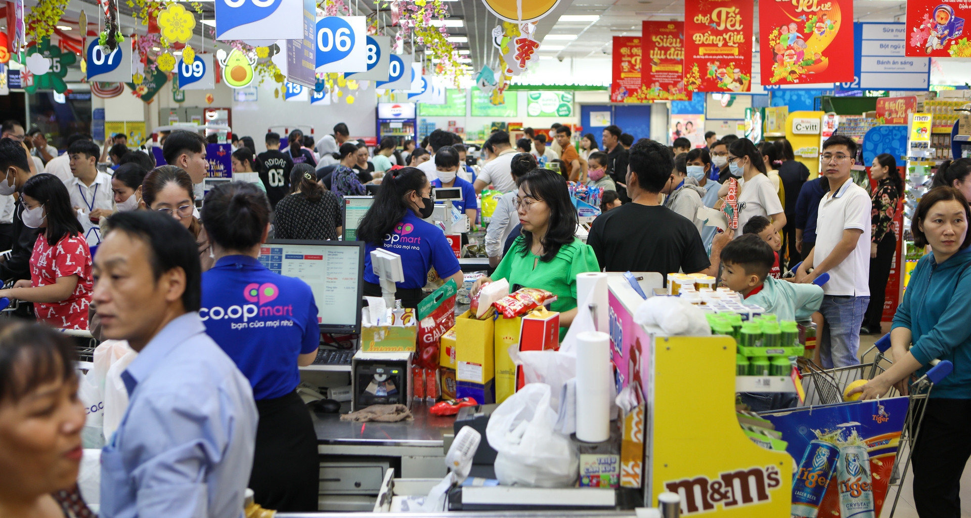 Crowded aisles and long queues: Tet shopping frenzy in Vietnam