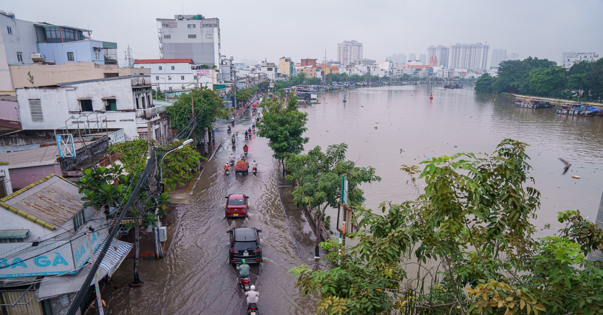 Lunar New Year in Ho Chi Minh City Cold weather and high tides on the