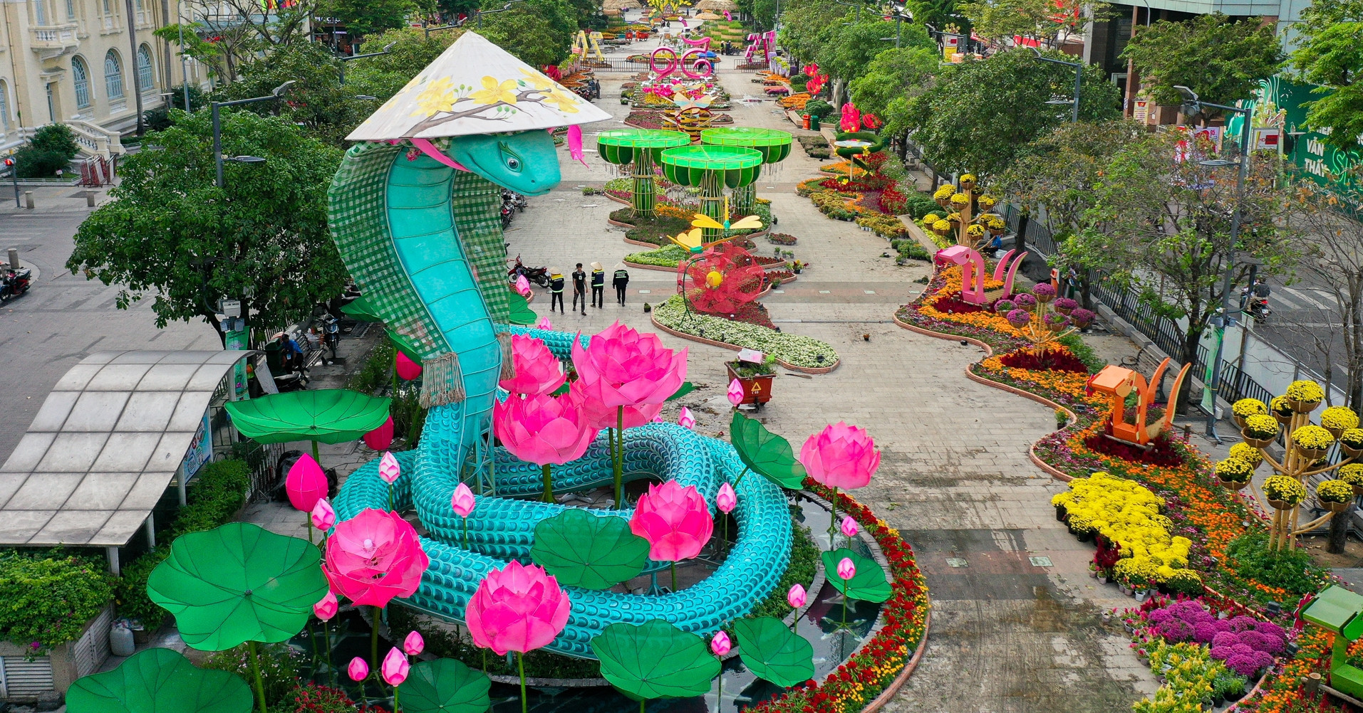 Over 109,000 flowers light up Nguyen Hue Flower Street 2025