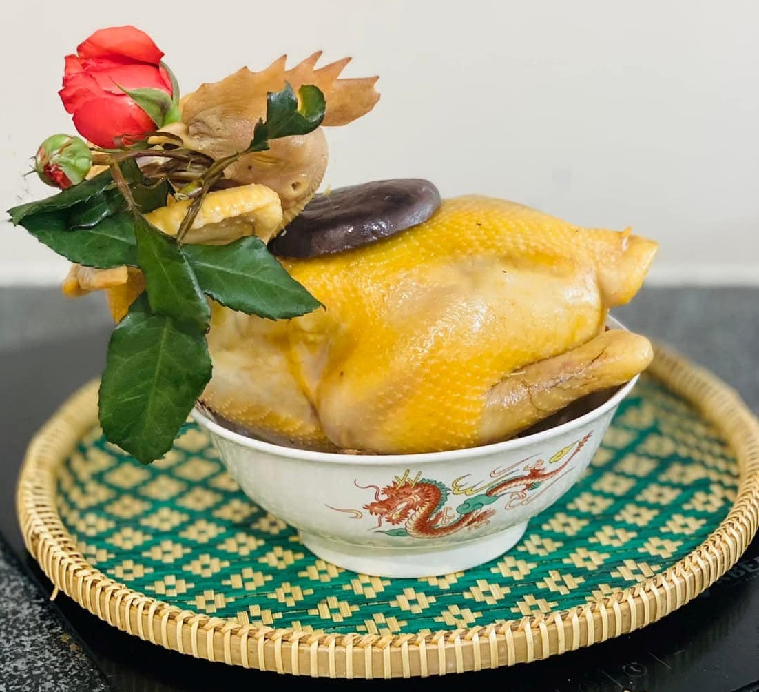 ảnh 1   mẹo luộc gà không bị thâm cổ.jpg