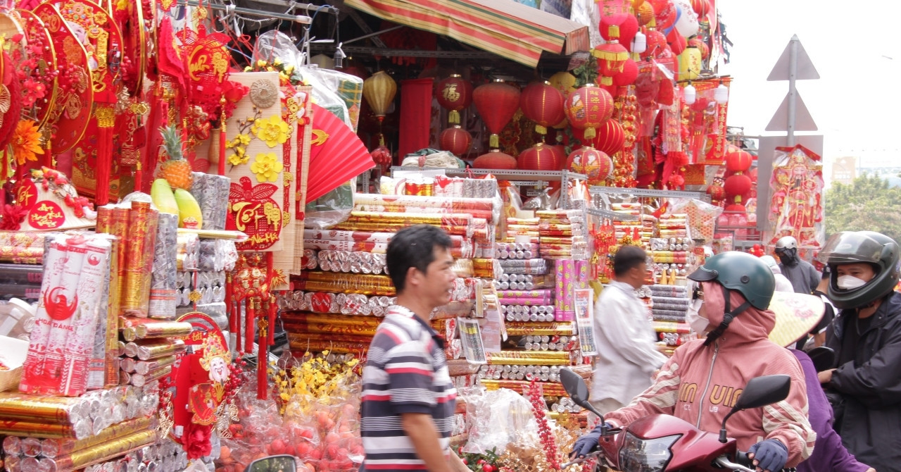 Crowds flock to Ho Chi Minh City’s colorful Tet decoration market