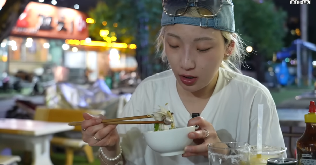 'Mukbang queen' Heebab returns to Vietnam for iconic stone-bowl pho