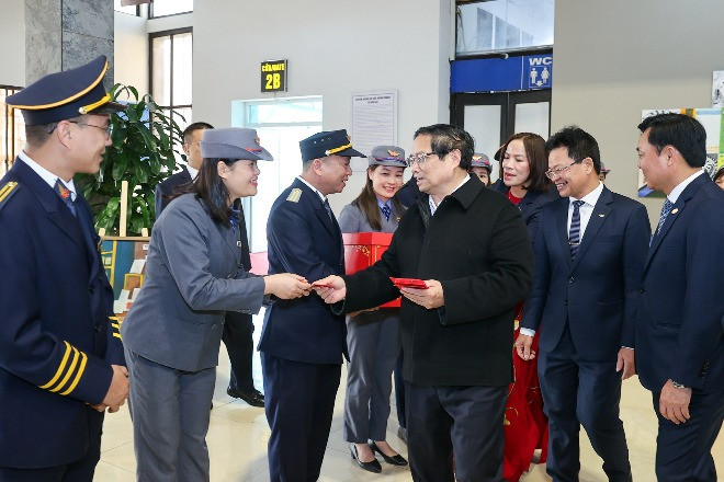 Prime Minister visits Hanoi Station, calls for modernizing Vietnam’s railways