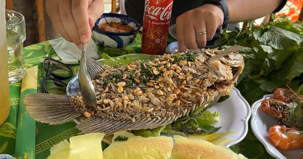 Fried giant snakehead fish: A lucky dish for the New Year, selling out fast