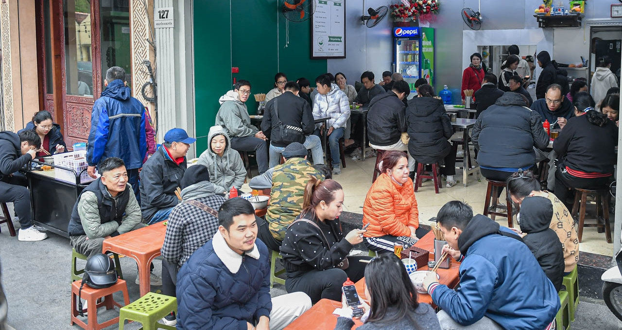 Fourth-generation pho shop owner carries on Hanoi’s culinary legacy