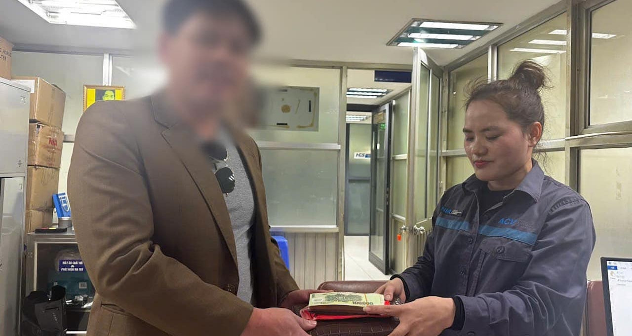 Noi Bai employee discovers and returns lost gold and cash during Tet shifts