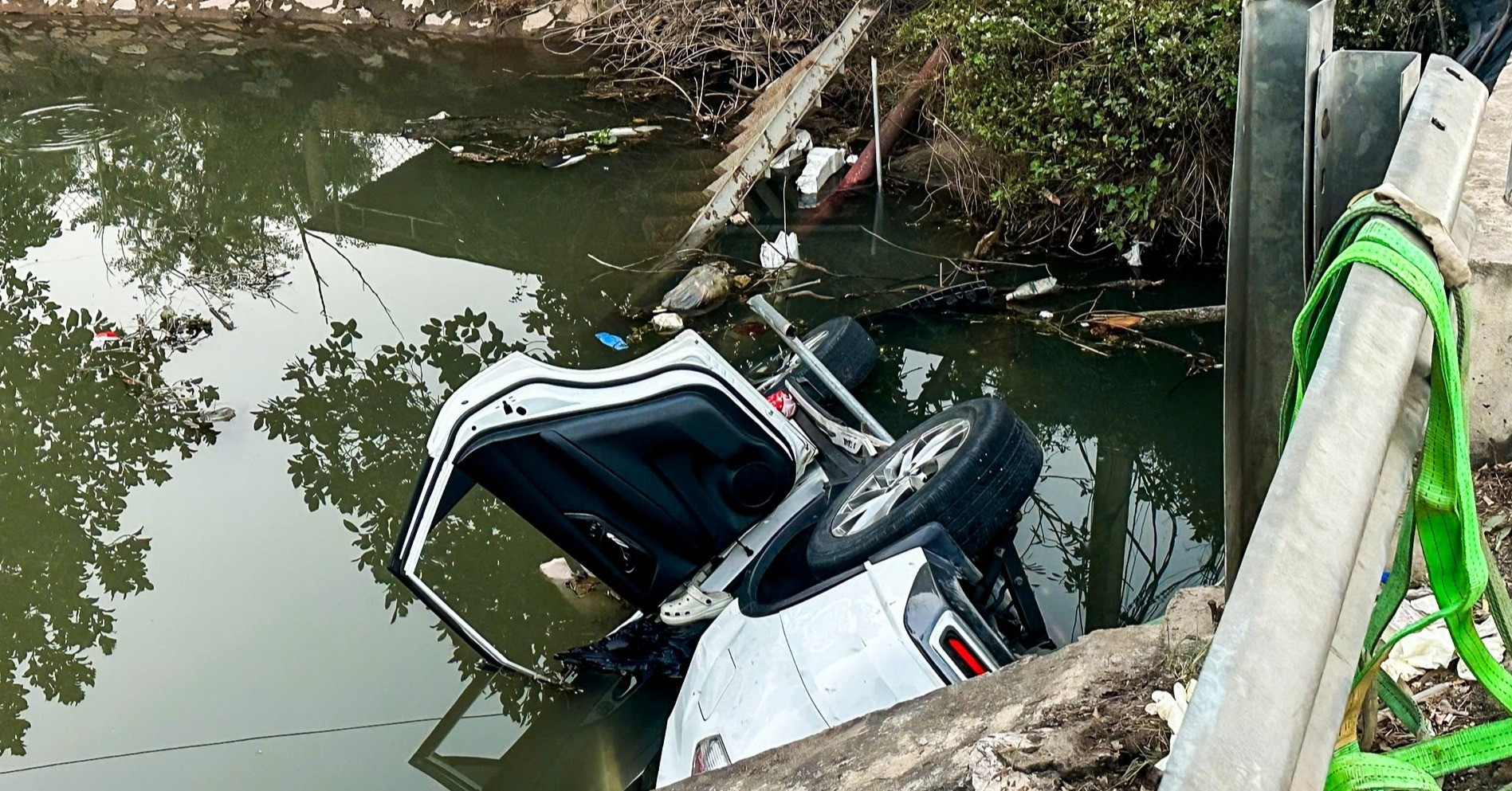 Out-of-control car plunges into canal in Nam Dinh, killing seven