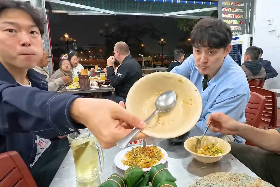 Special rice dish from Hue, for only VND10,000, delights Korean tourists