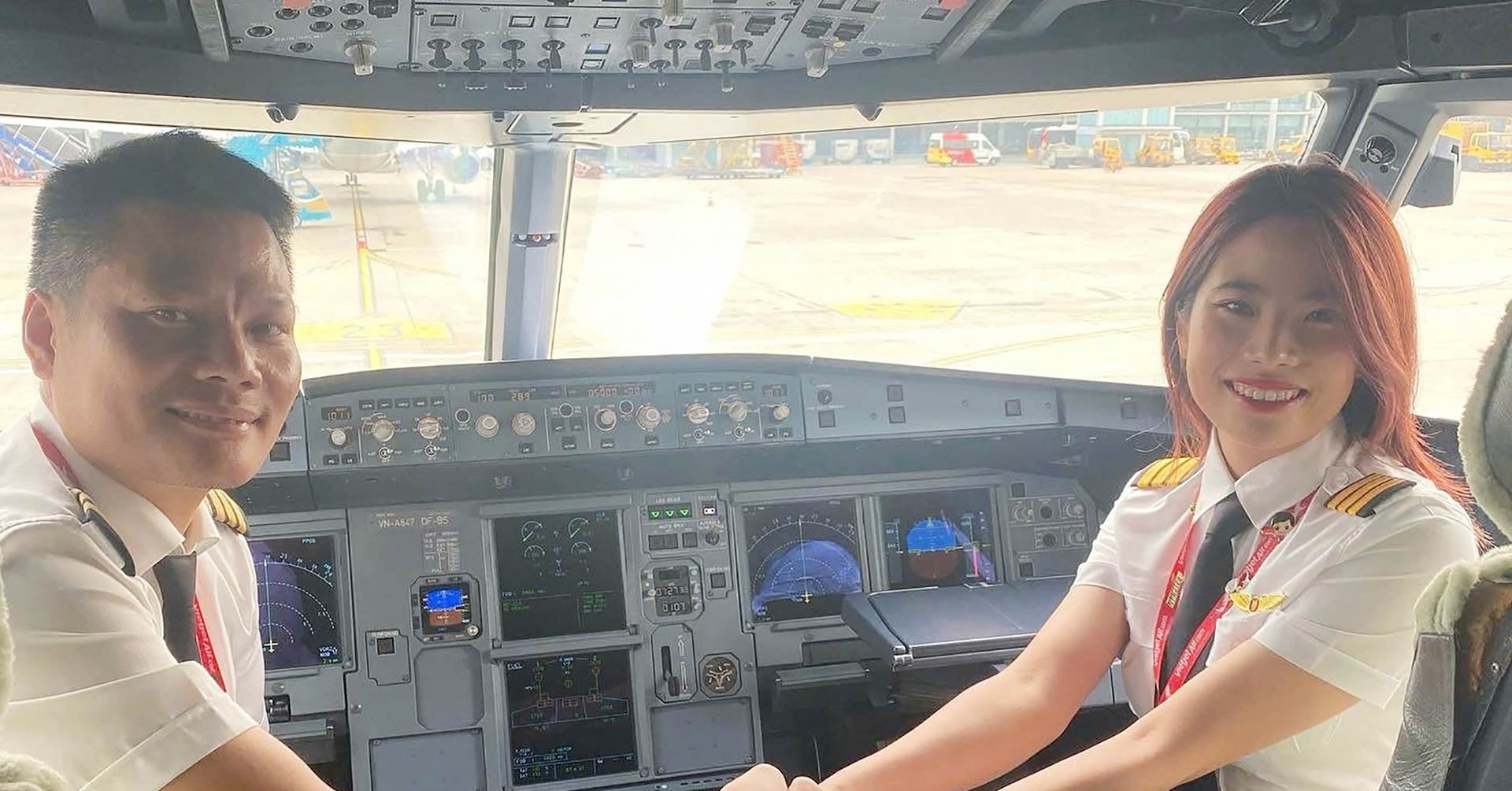 Family bonds in the sky: Pilots work together to reunite passengers ...