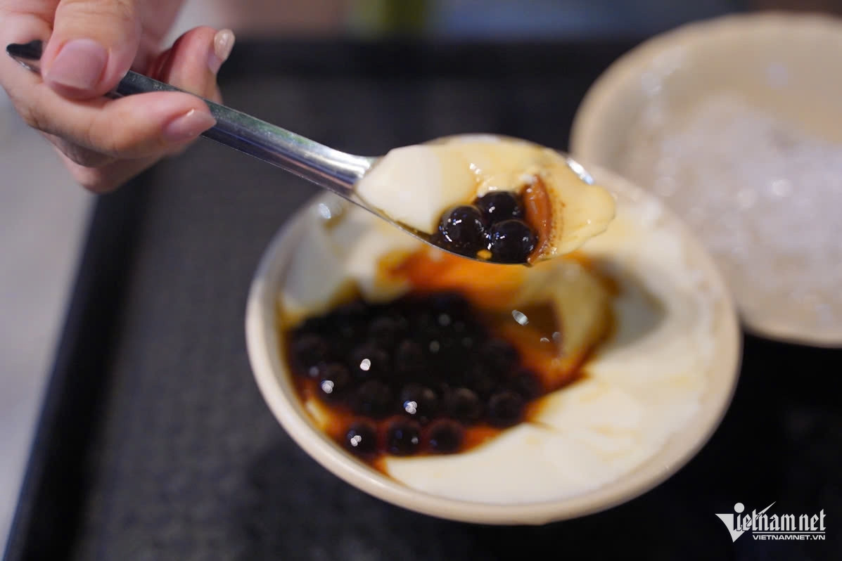 Tofu pudding shop in Hanoi: super-small and super-crowded