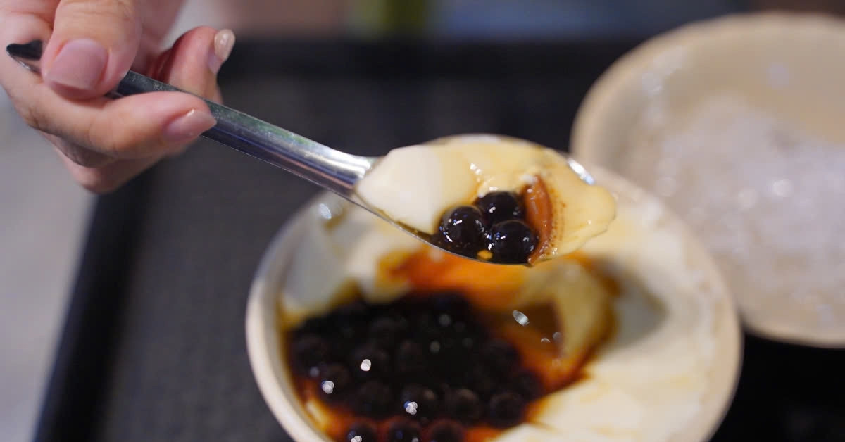 Tofu pudding shop in Hanoi: super-small and super-crowded