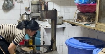 Famous Hanoi green rice cake brand faces $1,700 fine for safety breaches