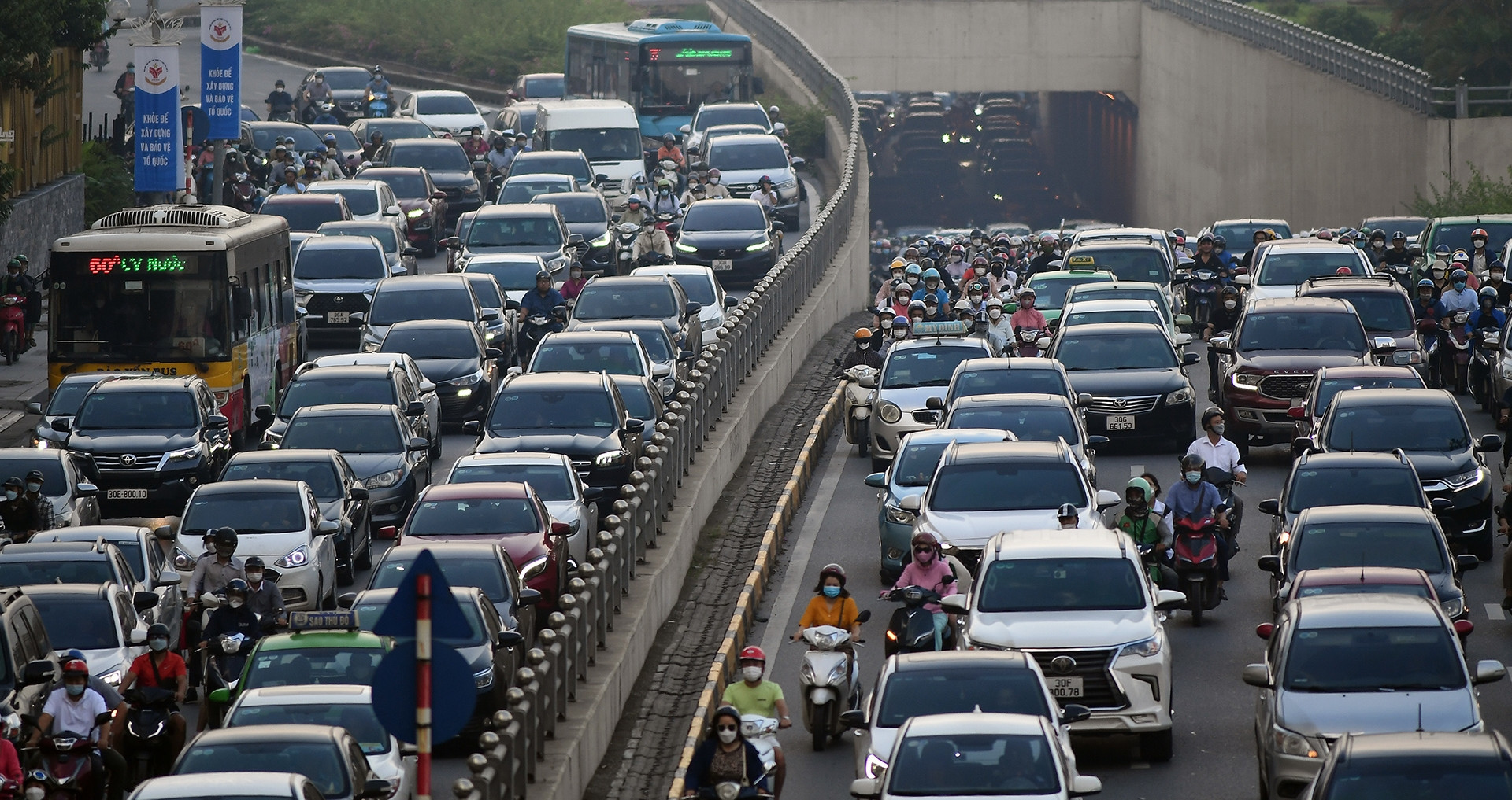 Personal vehicles outpace Hanoi's infrastructure by over tenfold