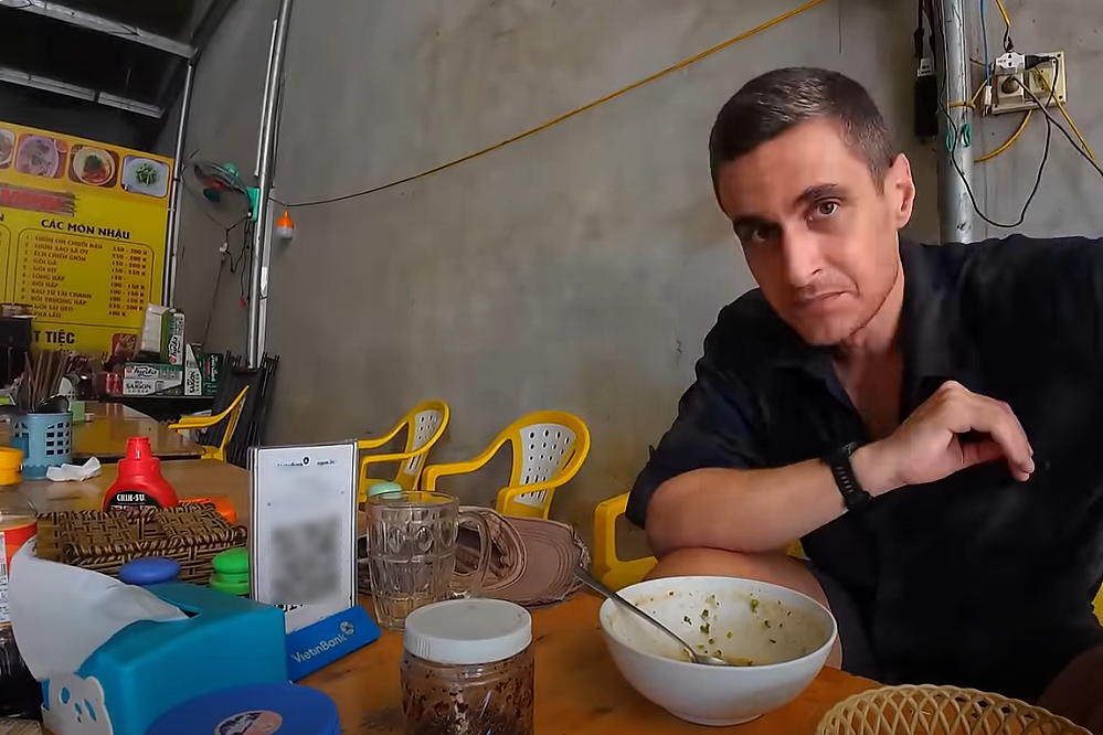 American expat finds delicious food in Ha Tinh, orders 2 bowls at once