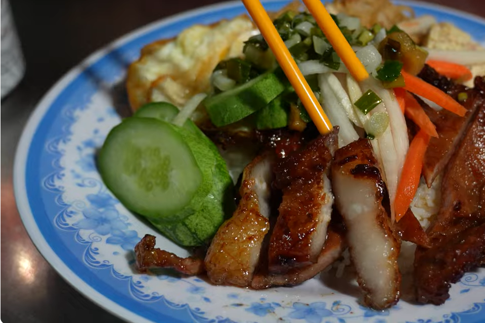 Japanese tourist hails Saigon’s grilled pork as “the best ever” during food tour