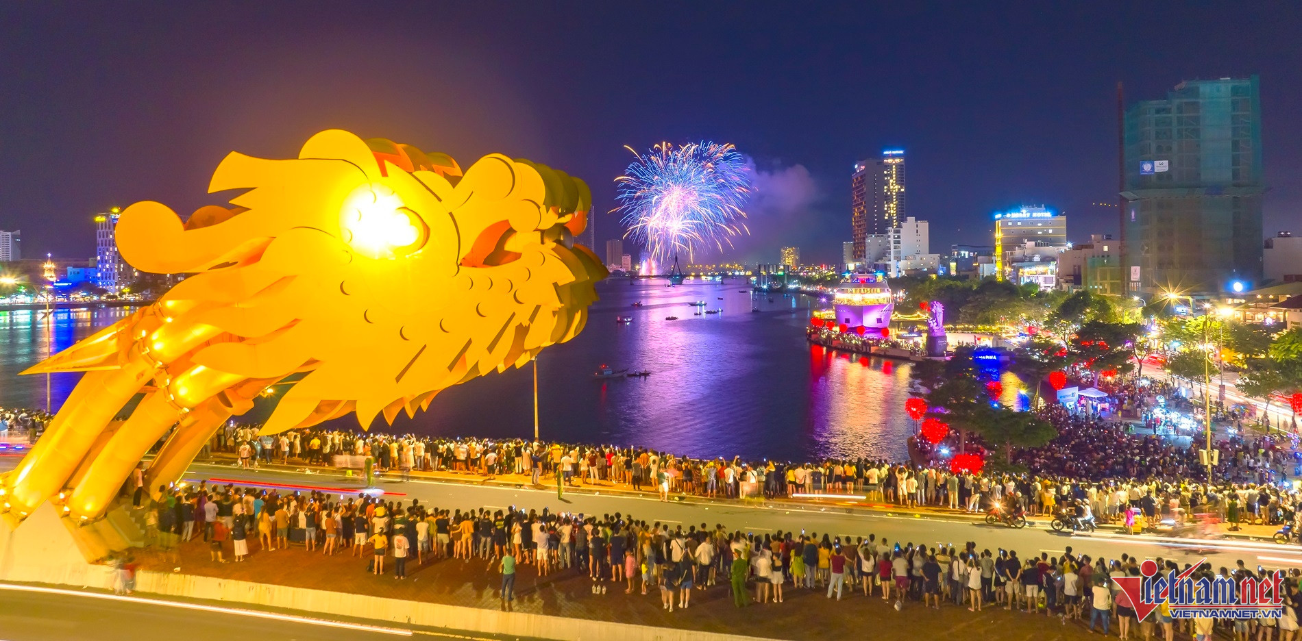 W-Du khách đứng trên cầu Rồng và kín bờ sông Hàn để thưởng thức pháo hoa của DIFF 2023.jpeg