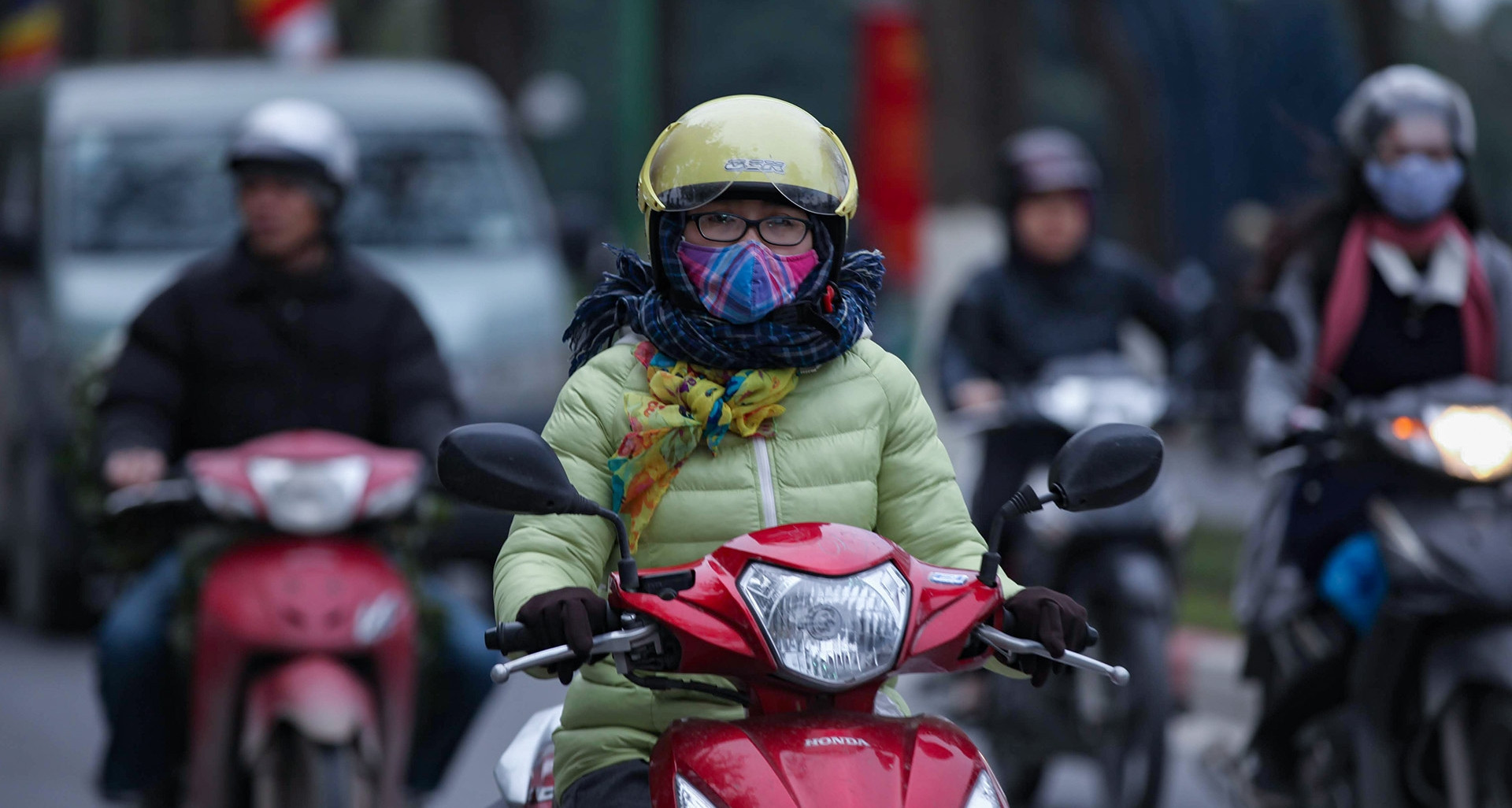 Sharp temperature drops in Hanoi as cold air intensifies