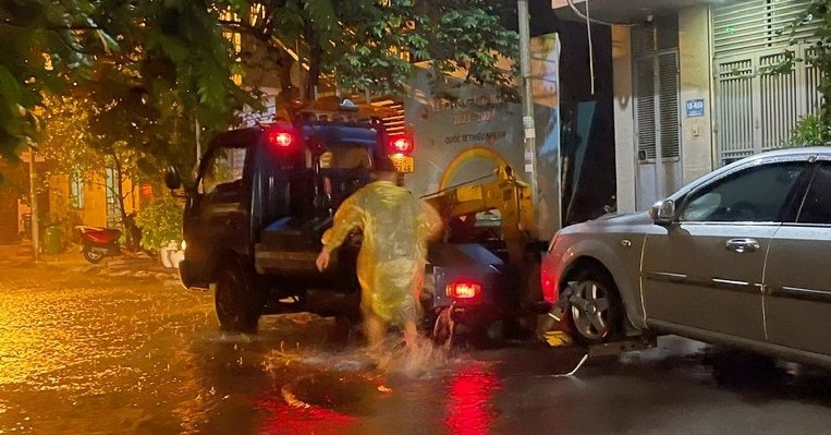 Thousands of cars stranded as Hanoi flood paralyzes city