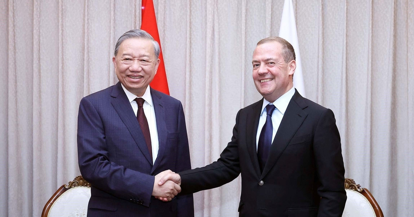 Party chief To Lam meets Medvedev, advances Vietnam-Russia strategic ties