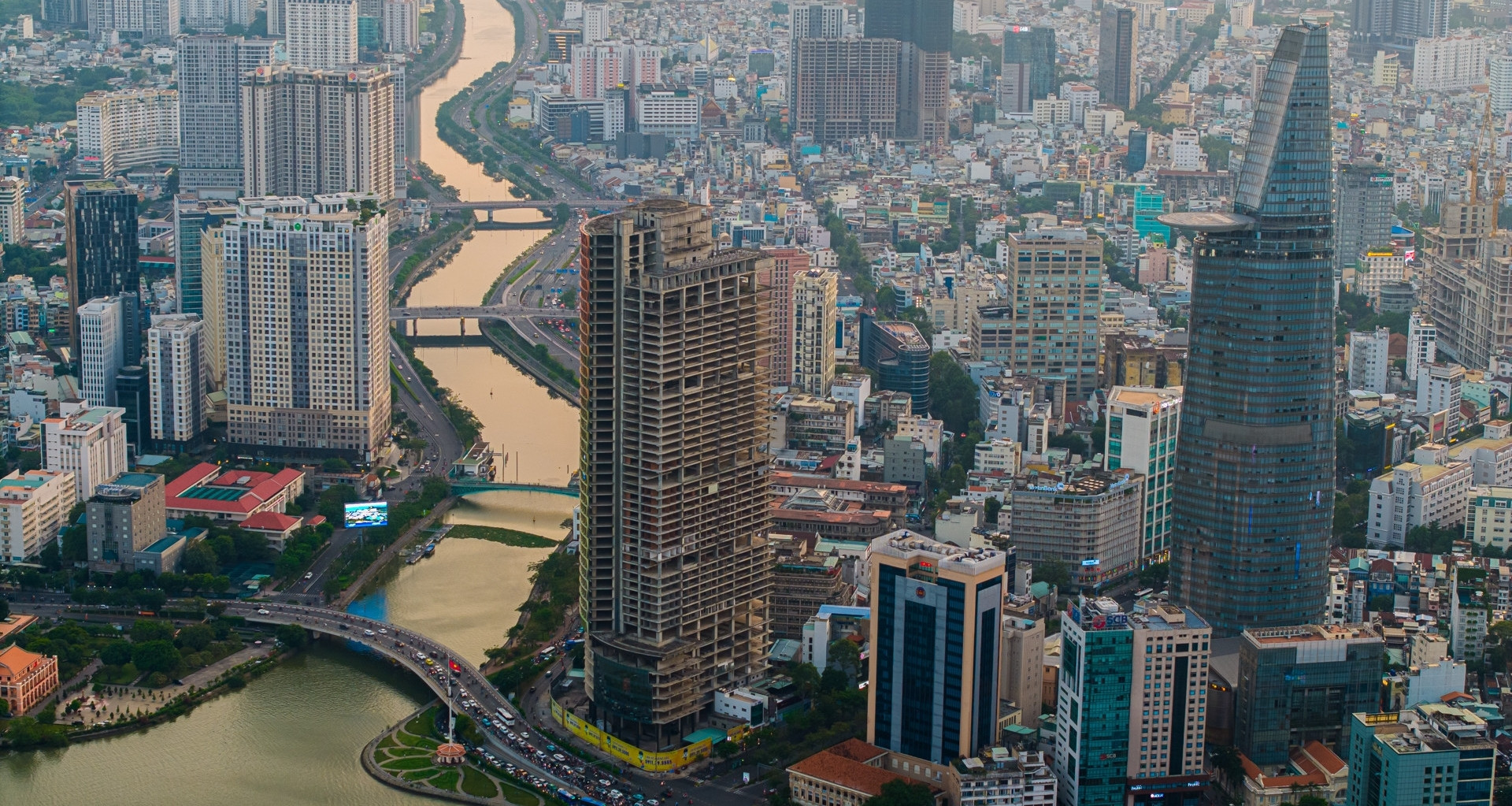 HCM City to cut business red tape, pledges better public service