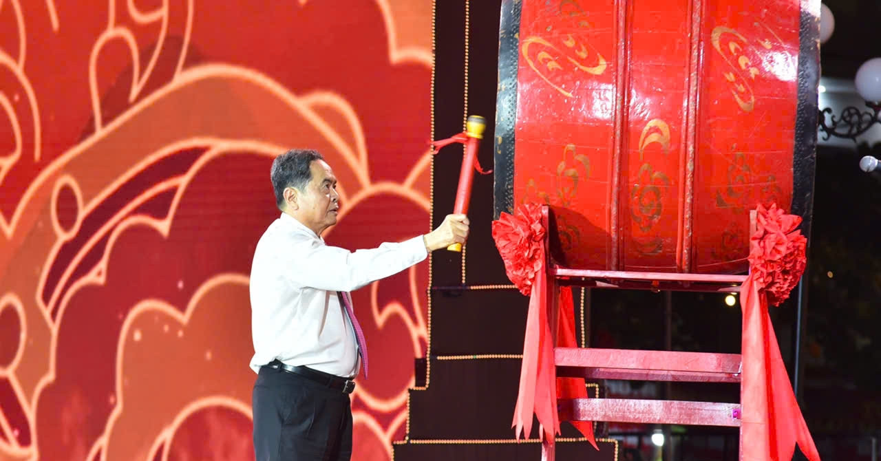 National Assembly Chairman opens largest-ever Con Son - Kiep Bac Festival