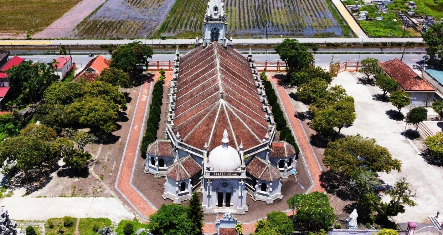 Step inside Vietnam’s 100-year-old European-style church in Ninh Binh
