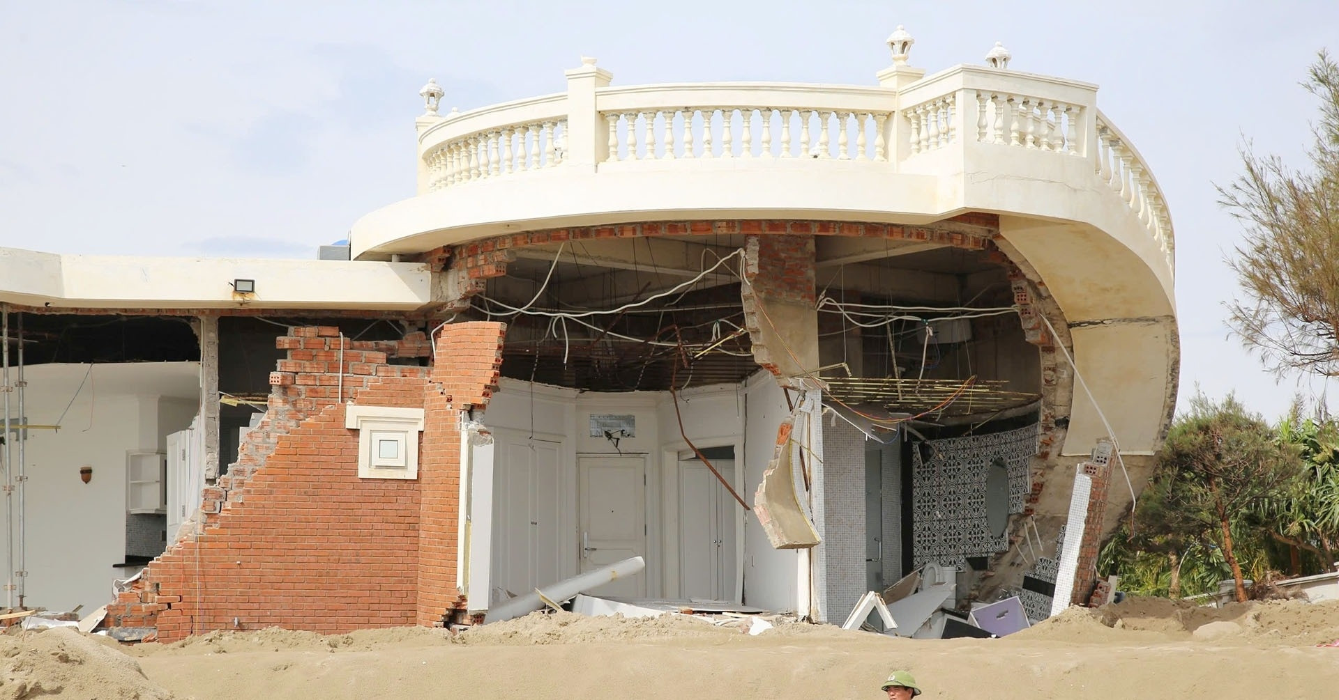 Storm destroys luxury villas in Ha Tinh, triggering ministry investigation
