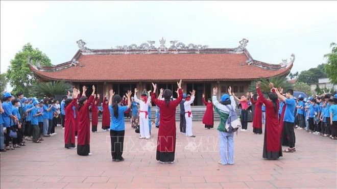 Artisans perform Xoan singing at Lai Len Temple, attracting a large number of locals and tourists. (Photo: VNA)