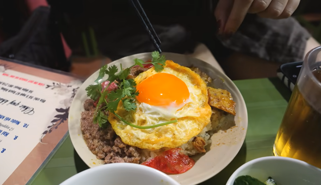 khach tay thuong thuc xoi ma dao o HN 2.png