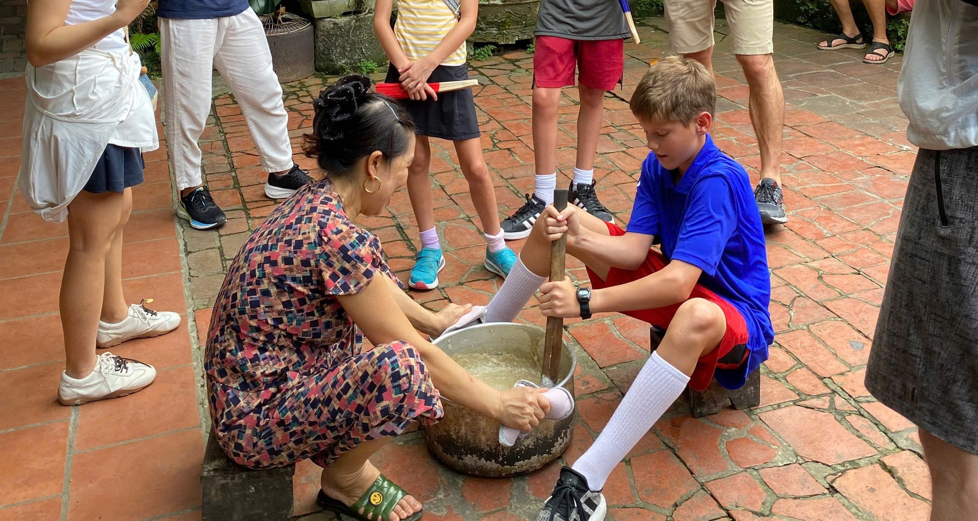 Int'l tourists stir up a storm with Vietnamese sweet treat in ancient village