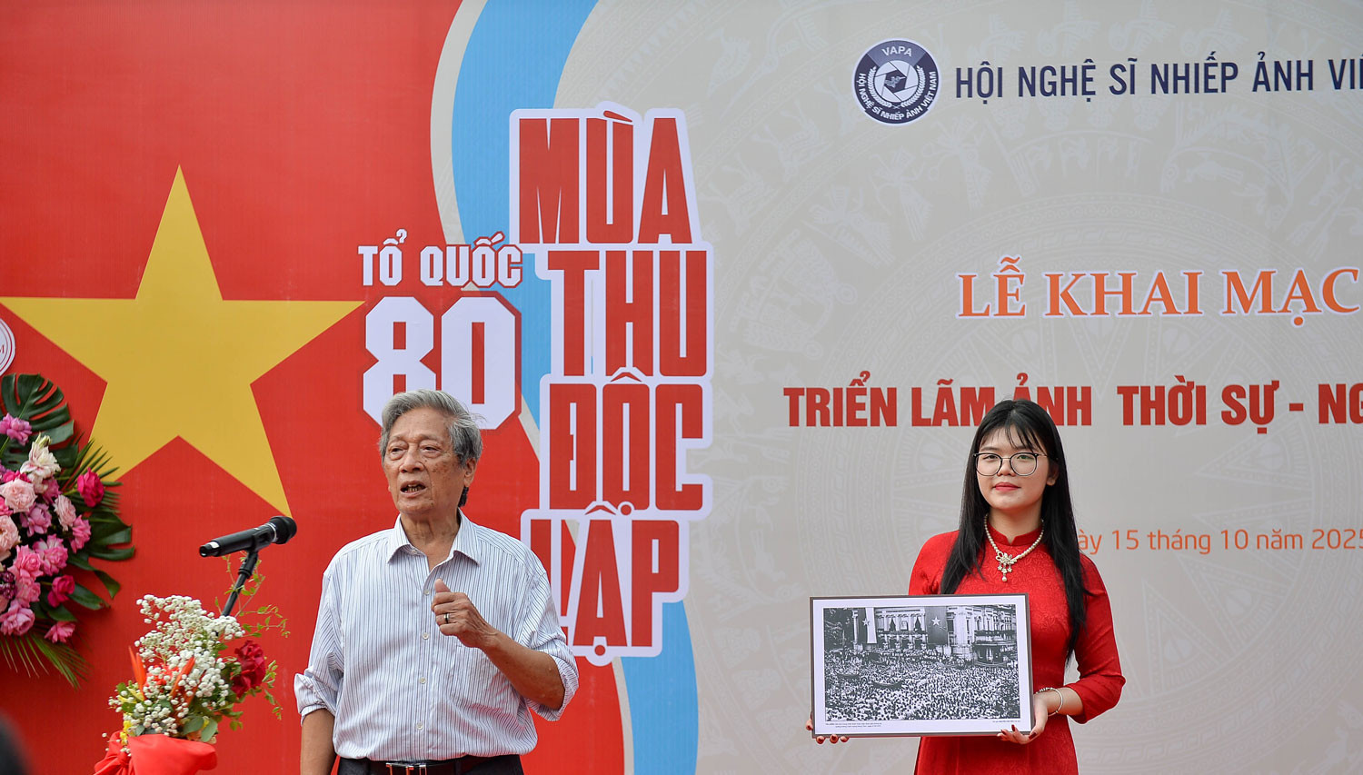 NSNA Nguyễn Hữu Nền (Hà Nội) và Tác phẩm_ “Mít tinh mừng miền Nam hoàn toàn giải phóng tại Quảng trường Cách mạng Tháng Tám, ngày 1_5_1975”.jpg