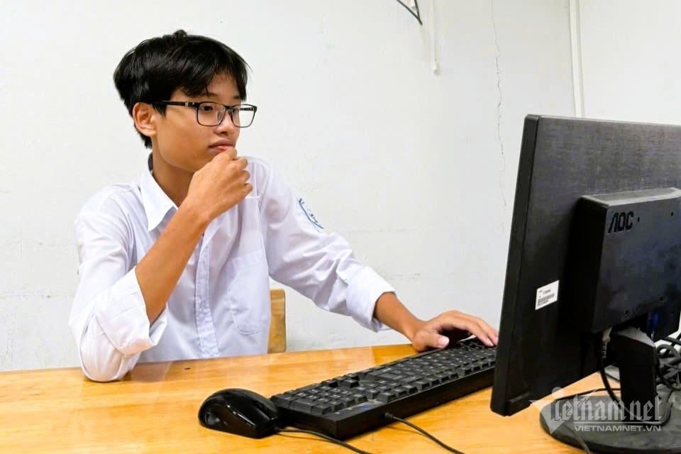 Student from rural small school wins 1st prize in Hanoi’s Informatics Contest