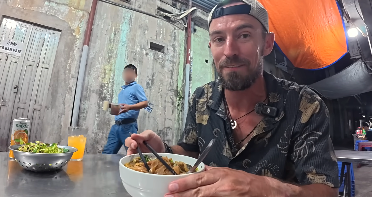Surprising street food find in Hai Phong stuns American YouTuber