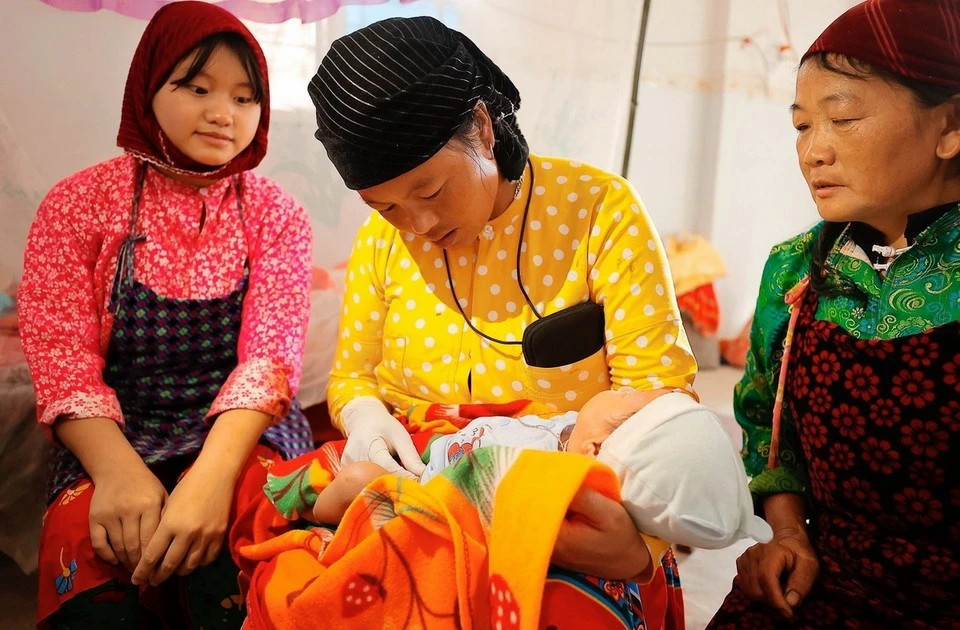 Village midwives help end outdated birth customs in mountain areas.