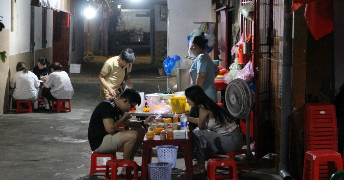 Hidden porridge shop in Saigon serves crowds overnight for nearly 50 years