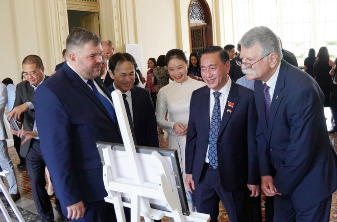 vna-potal-chu-tich-quoc-hoi-hungary-du-khai-mac-trien-lam-anh-ve-thanh-pho-ho-chi-minh-dau-the-ky-xx-8348134.jpg
