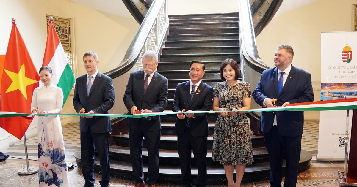 Top Hungarian legislator attends photo exhibition on HCM City