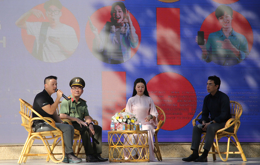 chien dich khong mot minh 2.png