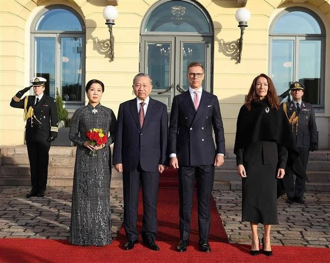 Finland greets Vietnamese Party chief with welcome ceremony