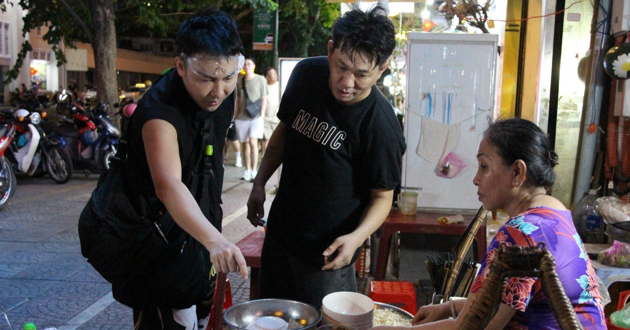Half a century of late-night porridge on Saigon’s sidewalks