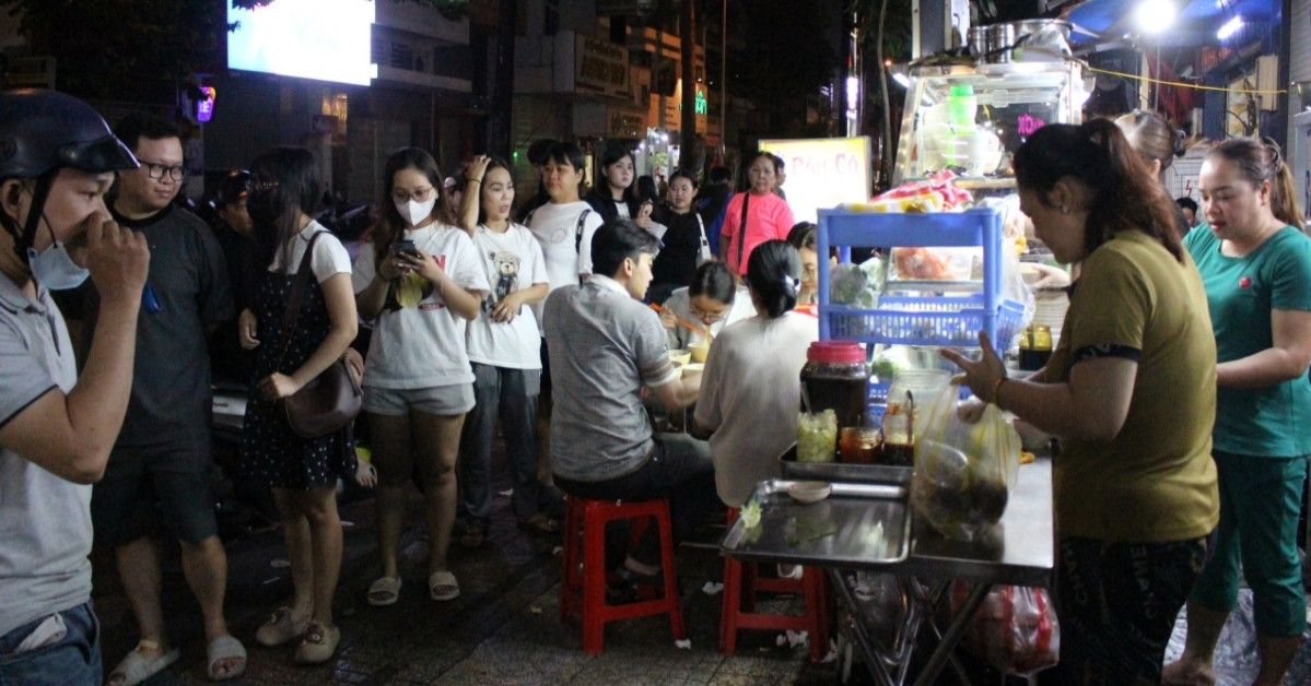 Midnight food craze: Saigon’s sidewalk hu tieu stall packs a crowd