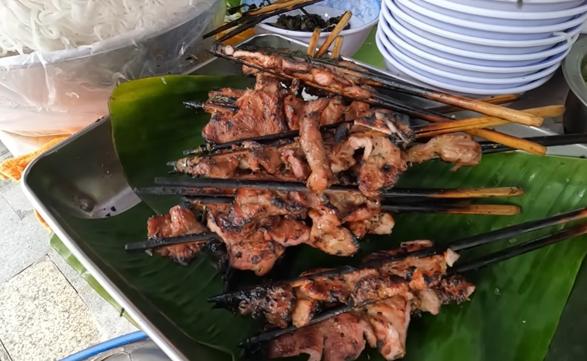 khach Tay an bun thit nuong TPHCM 4.png