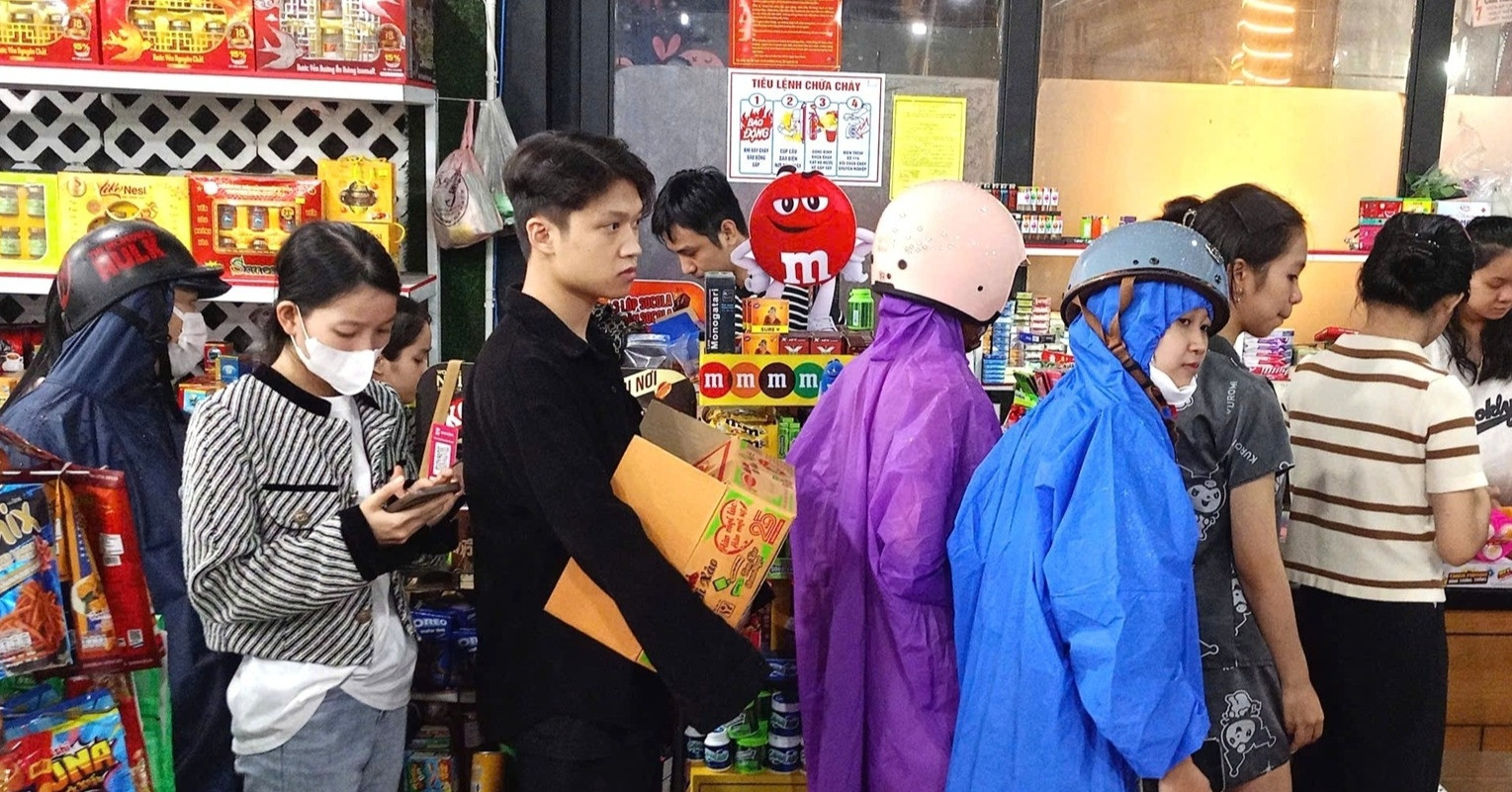 Danang supermarkets overwhelmed as residents brace for Typhoon Fengshen