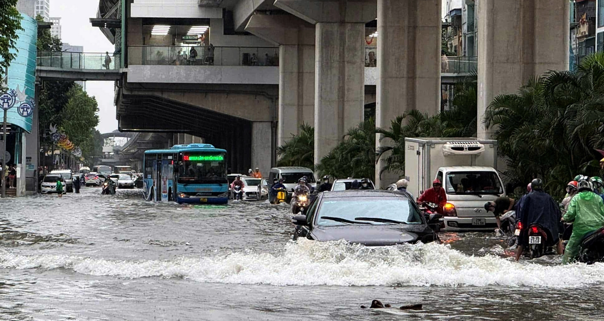 Hanoi and HCM City stuck in outdated flood models, experts warn