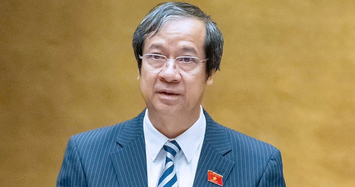 Minister proposes free textbooks and curriculum reform