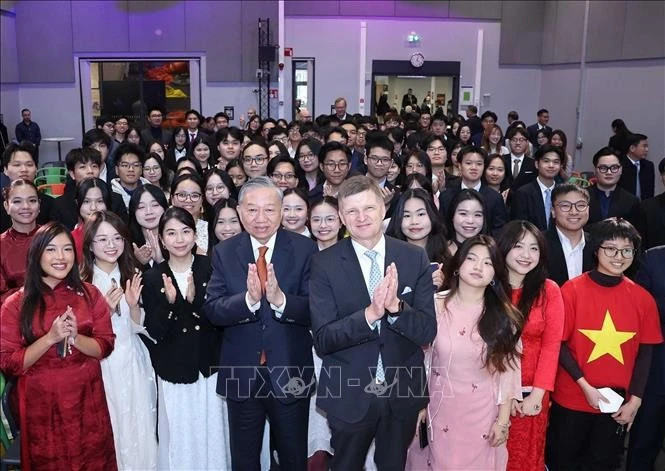 Party chief visits Aalto University, meets Vietnamese students in Finland