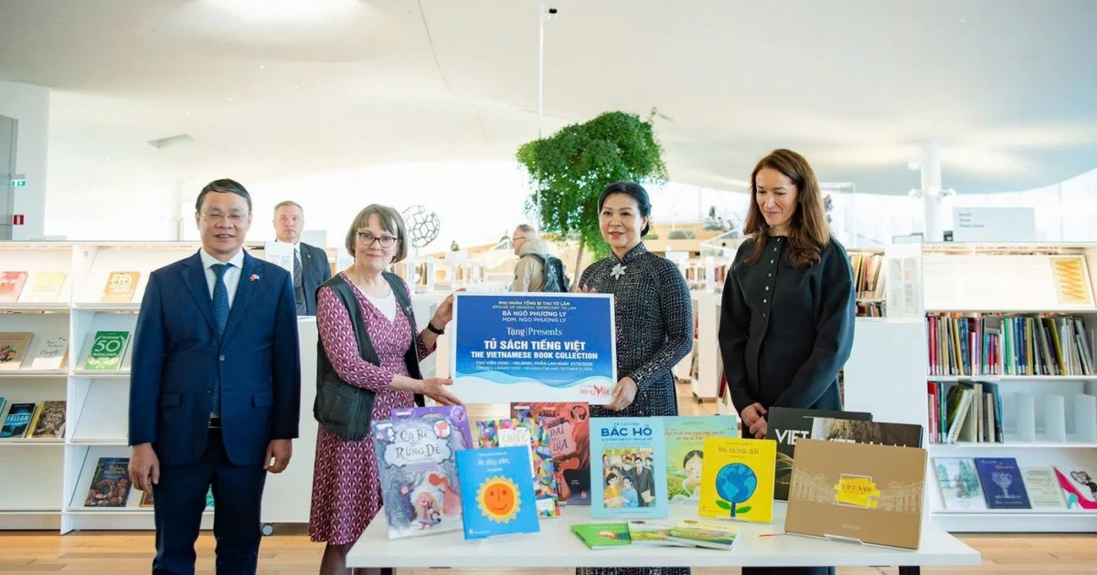 Party leader’s spouse presents VN bookcase to Helsinki Central Library Oodi