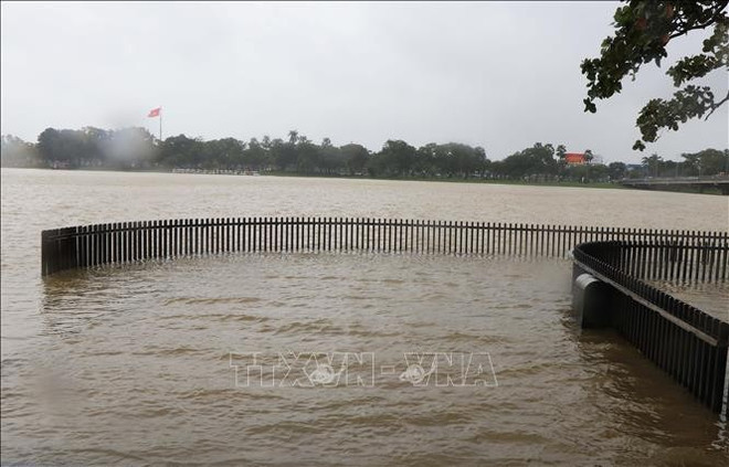 The Huong River in Hue city is in full spate, inundating nearby roads. (Photo: VNA)